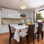 Mediterrane Und Hundefreundliche Mit Privatpool, Grillbereich, Waschmaschine, Wifi Poreč